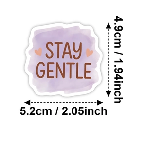 Adesivo bohémien STAY GENTLE con acquerello viola e cuore, misura 5,2x4,9cm