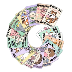 Detailliertes Set aus Cartoon-Tierkarten mit motivierenden Sprüchen in Spiralform-Anordnung