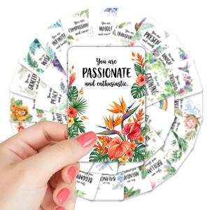 Vista dettagliata di carte motivazionali ad acquerello con citazioni e arte floreale