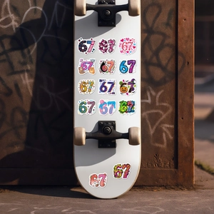 Wasserdichte Graffiti-Aufkleber mit Nummer 67 auf einem Skateboard im Street-Style-Design