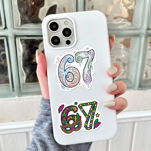 Detail der weißen iPhone-Hülle mit bunten Zahl 67 und Karnevalsmasken-Mustern