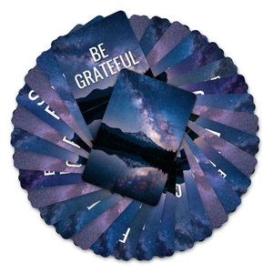 Dettaglio delle carte motivazionali cielo stellato con testo Be Grateful e paesaggi