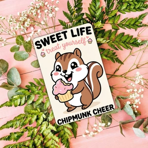 Süße Comic-Streifenhörnchen-Karte mit Sweet Life Text auf rosa Holz mit Blumen