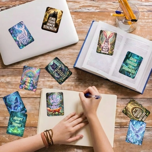 Set mit 11 Fantasy-Waldtier-Inspirationskarten auf vintage Holzschreibtisch-Hintergrund