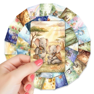 Gros plan d'une main tenant des cartes d'animaux aquarelle avec illustration d'éléphant