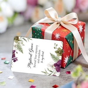Florale Gebetskarte mit englischen Zitaten an einer festlichen Weihnachtsgeschenkbox