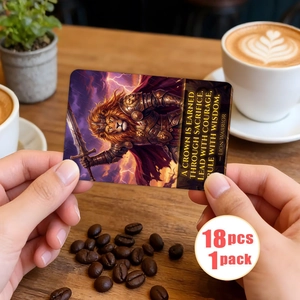 Detail einer Löwenkrieger-Kunstkarte mit Motivationsspruch auf rustikalem Kaffeetisch