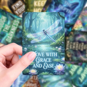 Makroaufnahme einer Fantasy-Orakelkarte mit Libellen-Motiv und inspirierendem Spruch