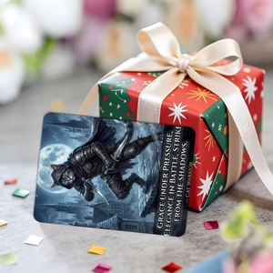 Detailansicht der Fantasie-Katzenkrieger-Kunstkarte mit Zitat neben einer Geschenkbox
