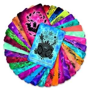 Détail macro de cartes d'oracle aquarelle colorées avec symboles et textes mystiques
