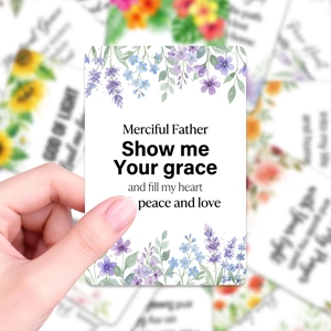 Hand hält religiöse Gebetskarte mit Blumenmuster und Motivationsspruch auf weißem Karton