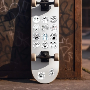 Simpatici adesivi rage comic con arte astratta su skateboard bianco per decorazione