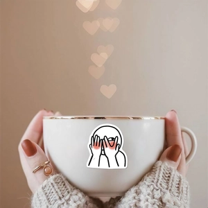 Dettaglio della tazza in ceramica bianca con bordo dorato e disegno stilizzato carino