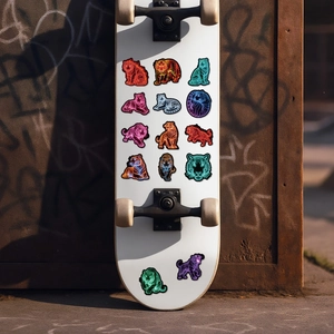 Dettaglio di adesivi tigre neon su uno skateboard con sfondo di graffiti urbani
