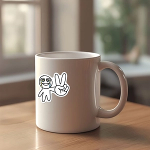 Tazza in ceramica con adesivo divertente di omino stilizzato su tavolo in legno