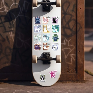 Details wasserfester Cartoon-Katzenaufkleber mit Emotionen auf einem Skateboard