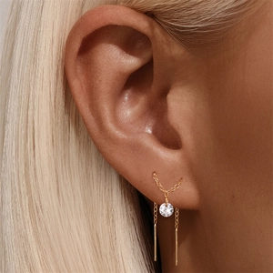 Detail van s925 zilveren franje ketting oorbellen met fonkelende zirkonia op een model