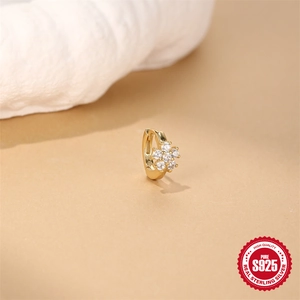 Minimalistischer Creolen-Ohrring aus S925 Silber mit Goldüberzug und Zirkonia-Blume
