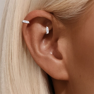 Gros plan de boucles d'oreilles S925 en argent avec moissanite taille baguette