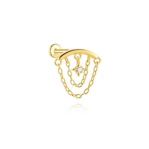 Detalle del piercing de plata S925 bañada en oro 18K con borla y colgante de estrella