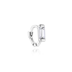 Détail de la créole en argent S925 avec pierre baguette et gravure S925 poinçonnée