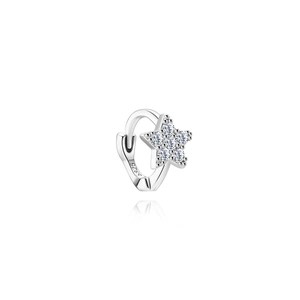 Gros plan sur la boucle d'oreille en argent S925 avec une étoile sertie de zircon brillant