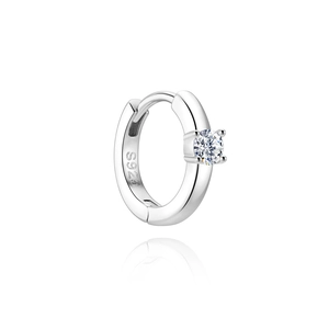Détail rapproché de la boucle d'oreille en argent S925 avec une pierre moissanite ronde