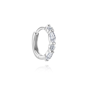 Détail de boucles d'oreilles huggie en argent S925 avec pierres moissanite marquise et rondes