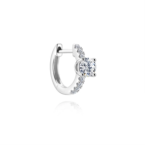 Détail d'une créole en argent S925 avec moissanite sertie de quatre griffes