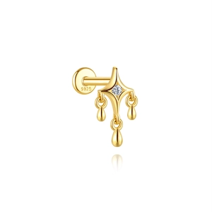 Macro-detail van S925 zilveren ster oorsteker met hangers en gouden plating
