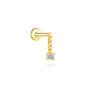 Detailopname van S925 zilveren oorknopje met zirkonia steen en gouden plating afwerking
