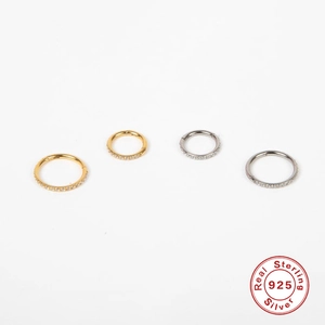 Vue détaillée des anneaux de cartilage en argent S925 avec micro-pavé de zircons