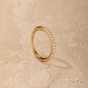 Gros plan sur boucle d'oreille en argent S925 plaqué or 18K sertie de zircons brillants