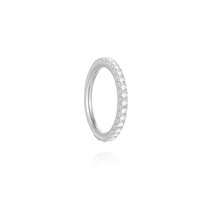 Vue détaillée d'un anneau de piercing en argent S925 serti de zircons étincelants