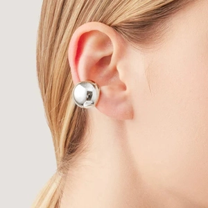 Primo piano di un ear cuff a forma di C in argento sterling S925 lucido sulla cartilagine