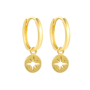 Nahaufnahme von goldenen Creolen mit polierten Nordstern-Anhängern im Sterndesign