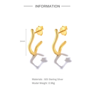 Detalle de pendientes de plata 925 dorada en forma de C con altura de 14 mm y peso de 0,96 g