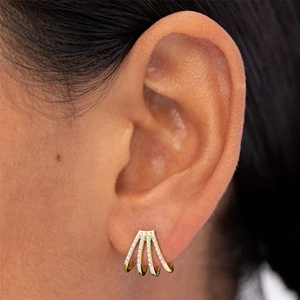 Detalle de pendientes trepadores de plata S925 dorada con micro pavé de circonitas