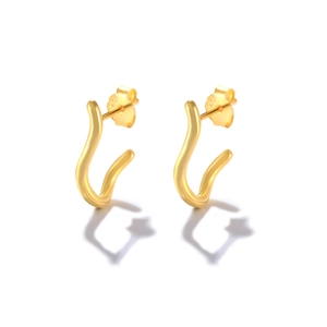 Detalle de pendientes de botón de plata S925 bañados en oro con diseño de onda minimalista