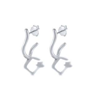 Detalle macro de los pendientes de ola en plata S925 con un acabado pulido