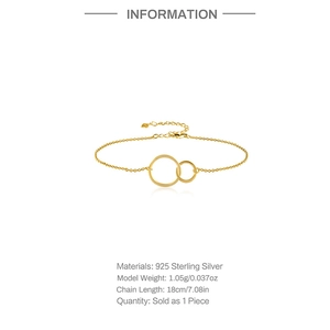 Makroaufnahme von S925 Sterling Silber Doppelring Armband mit Herzanhänger Details