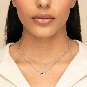 Vue détaillée du collier en argent S925 avec pendentif œil et zircone carrée