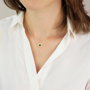 Gros plan du pendentif œil protecteur en argent S925 avec cristaux bleus et blancs