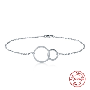 Detailansicht eines S925 Sterling Silber Armbands mit ineinandergreifenden Ringen