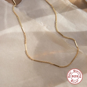 Detail der minimalistischen Halskette aus 925er Sterlingsilber mit goldener Veredelung
