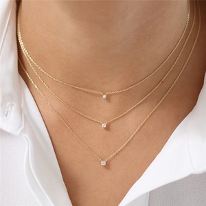 Primer plano de collares de triple capa en plata S925 bañada en oro con circonitas
