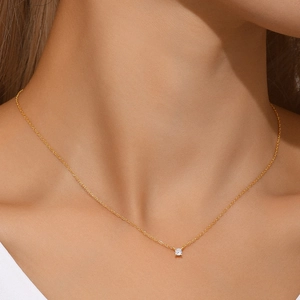Collar minimalista de plata S925 dorada con colgante de circón sobre una modelo
