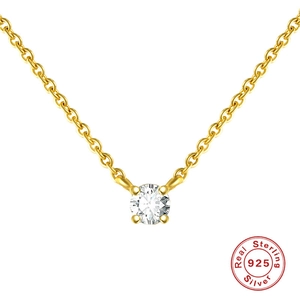 Detalle de collar en plata de ley 925 con colgante de circonita brillante