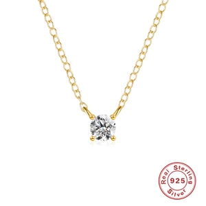 Collar minimalista de plata 925 con colgante de circón redondo en una cadena dorada