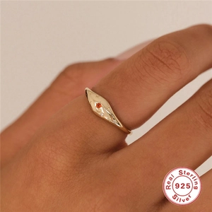 Detail eines Ringes aus 925 Sterling Silber Gold mit Sterntextur und orangefarbenem Zirkon
